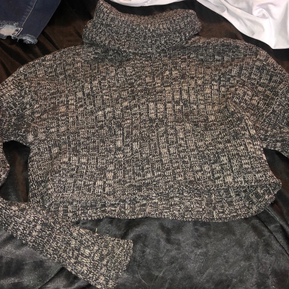 CROPPED BLACK TURTLE NECK